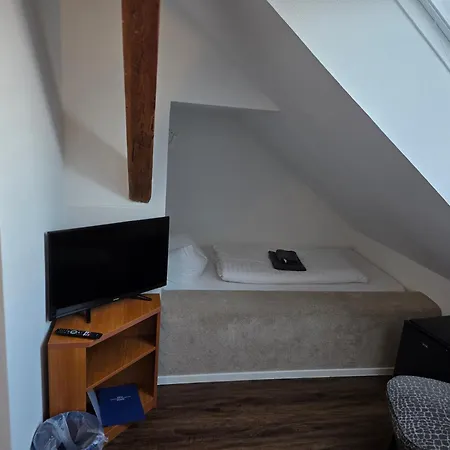 Schatthaus Otel